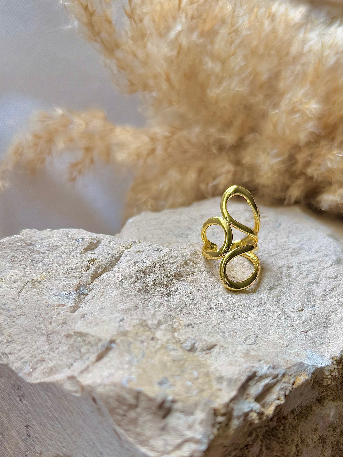 Infinity loop ring