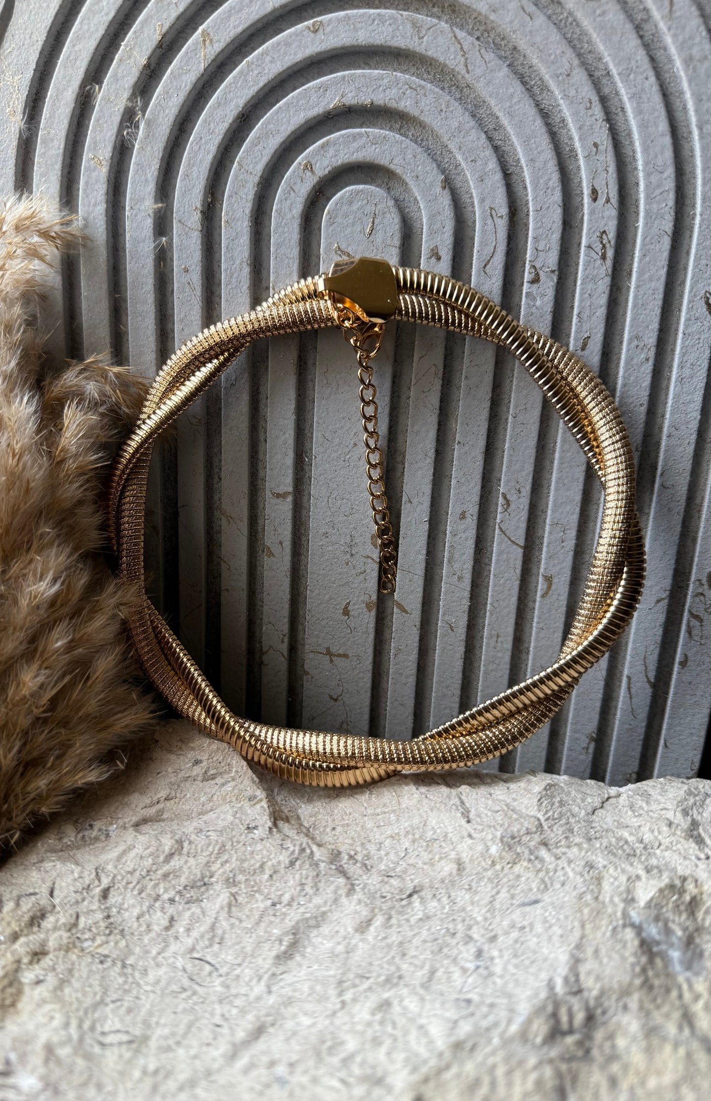 Twisted choker