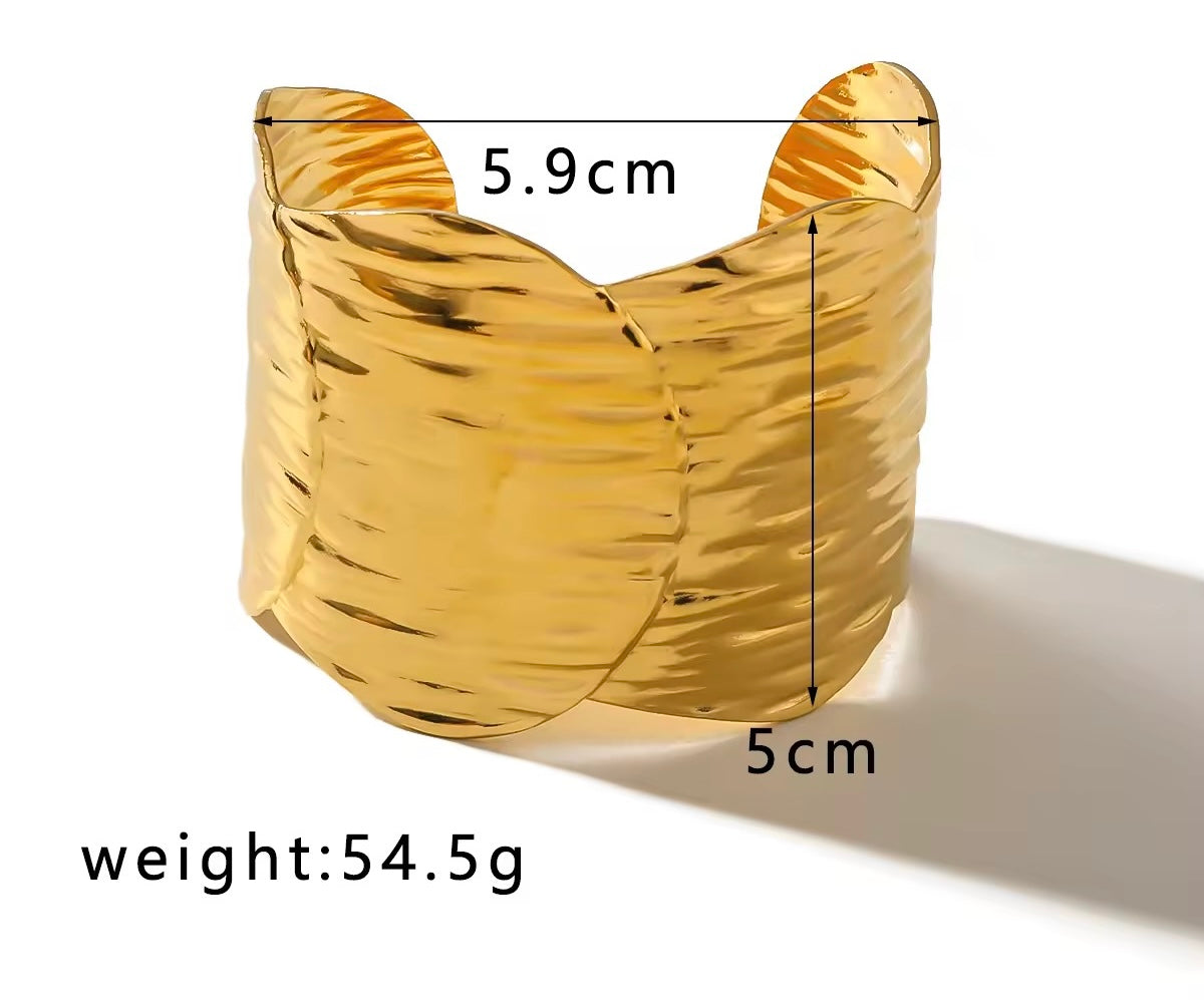 Wide bangle