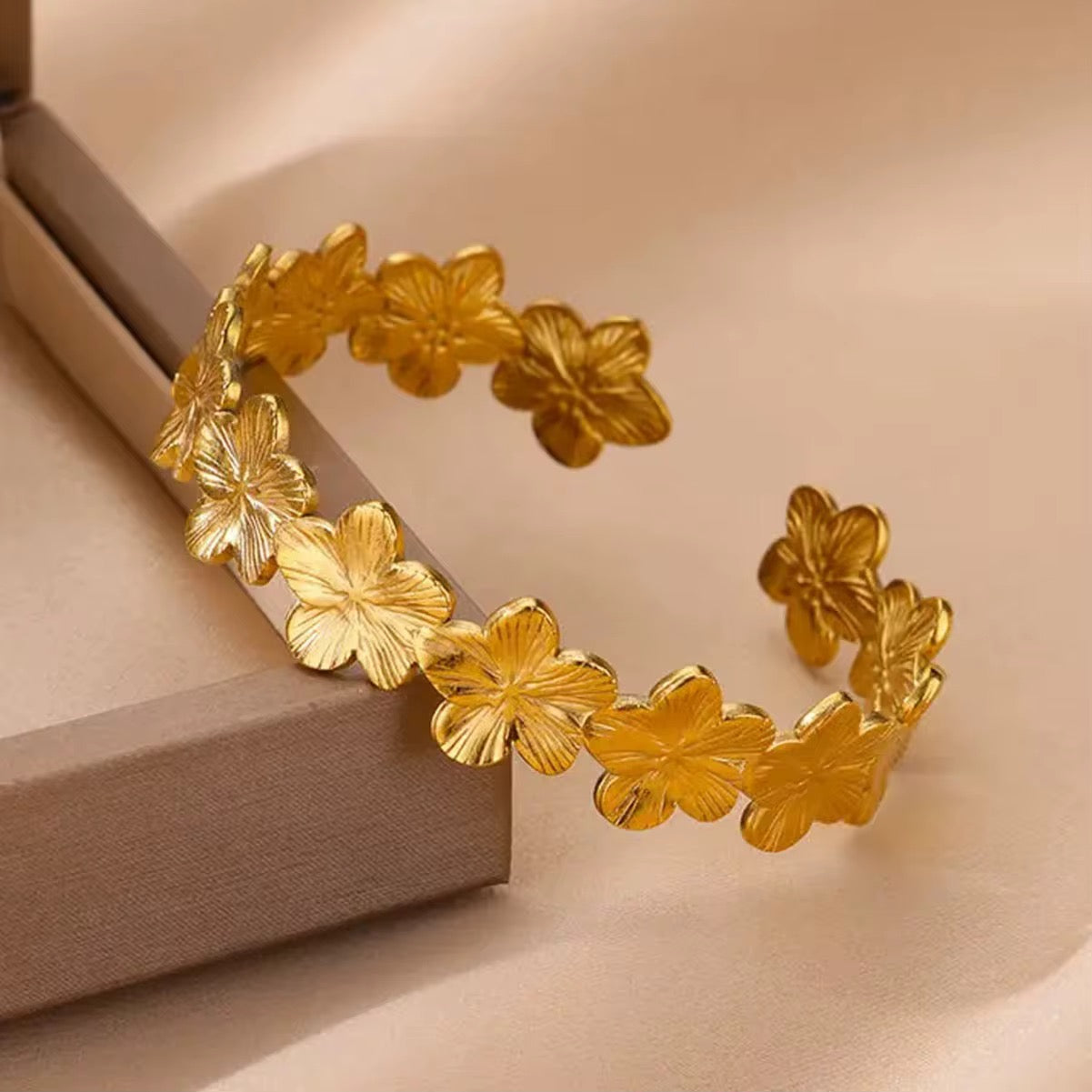 Flower bangle