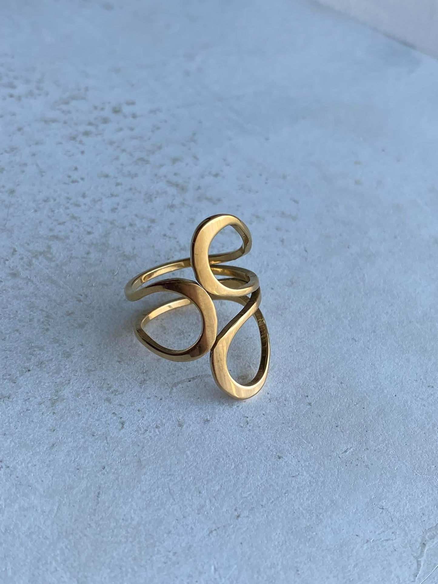 Infinity loop ring