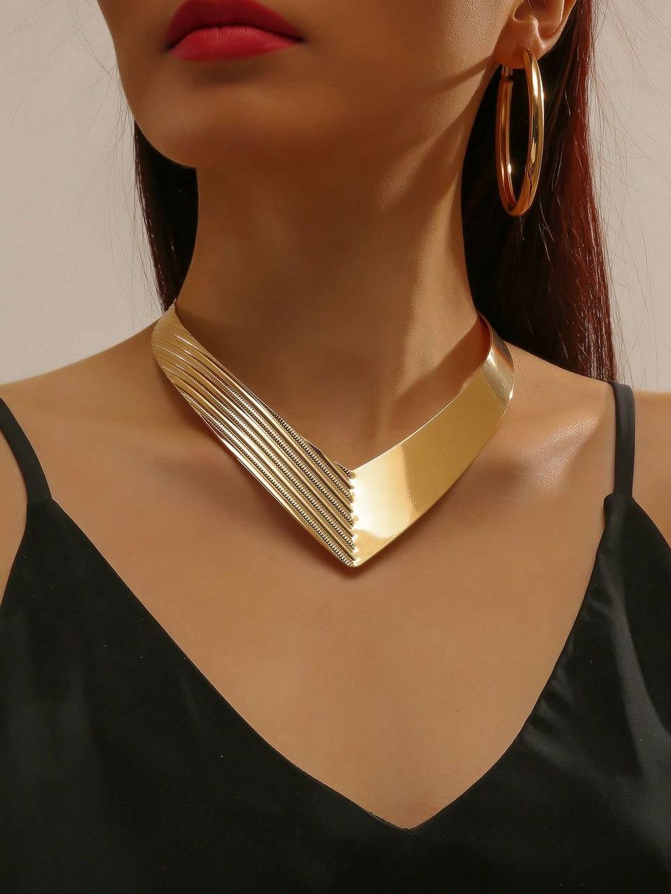 V-shaped choker