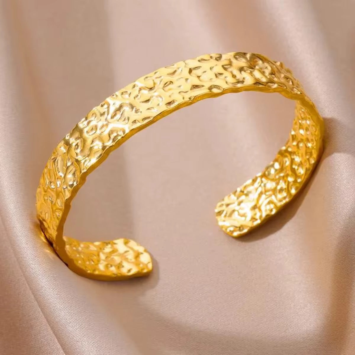 Textured bangle