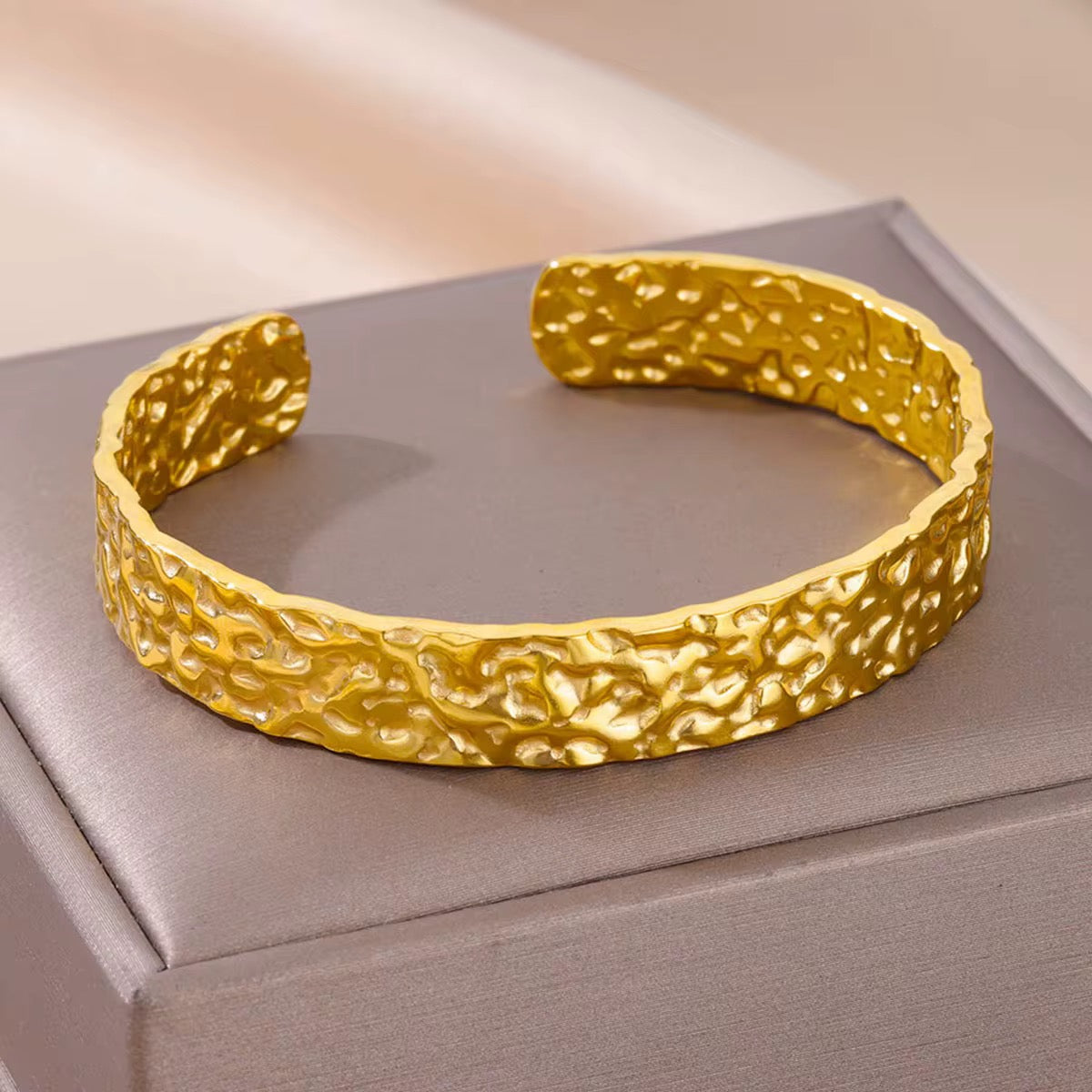 Textured bangle