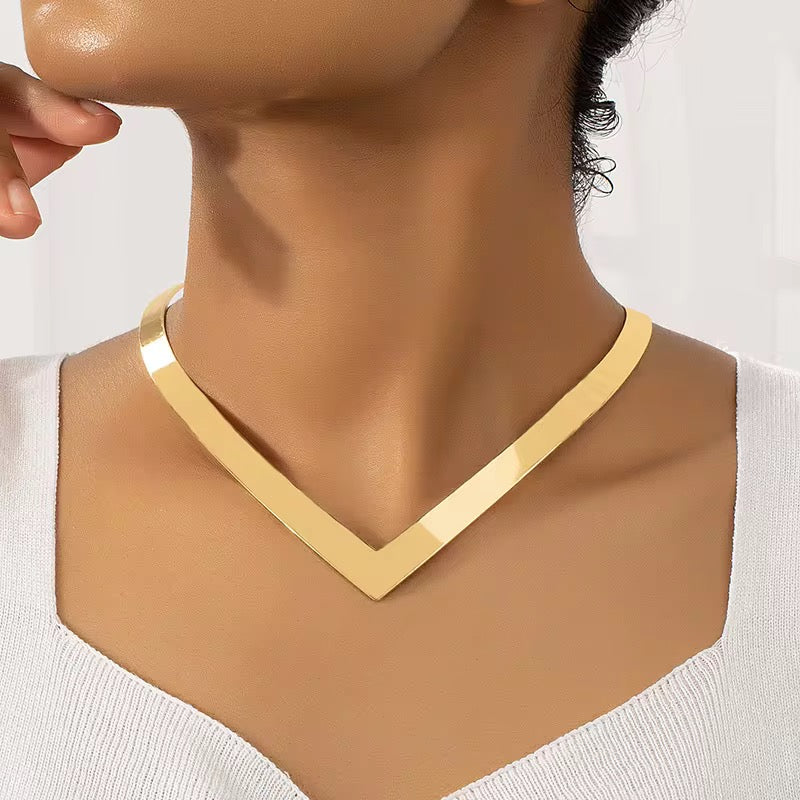 V shaped choker